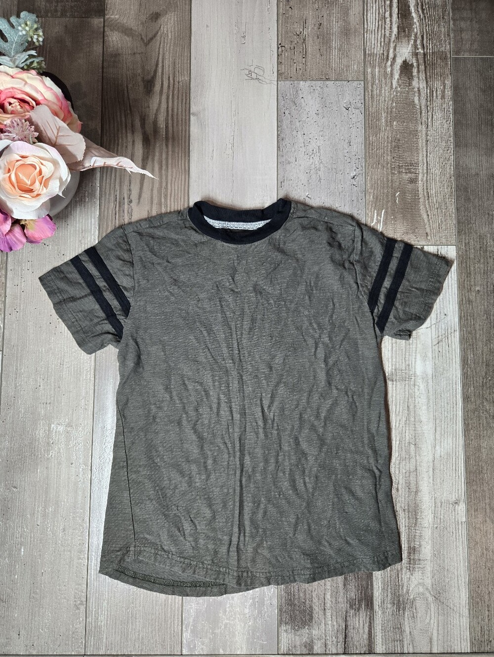 Distortion Trademark Boys Olive Green Short Sleeve Tee with Black Trim Sz Small